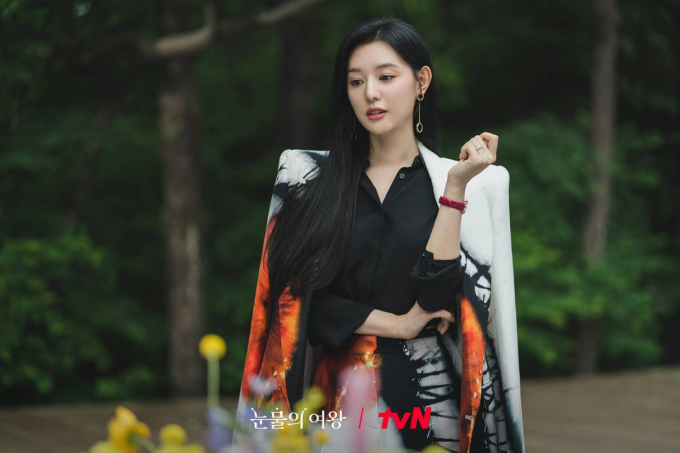 10 set áo sơ mi đẹp long lanh của Kim Ji Won, chị em nên tham khảo nếu muốn mặc sang trọng hơn