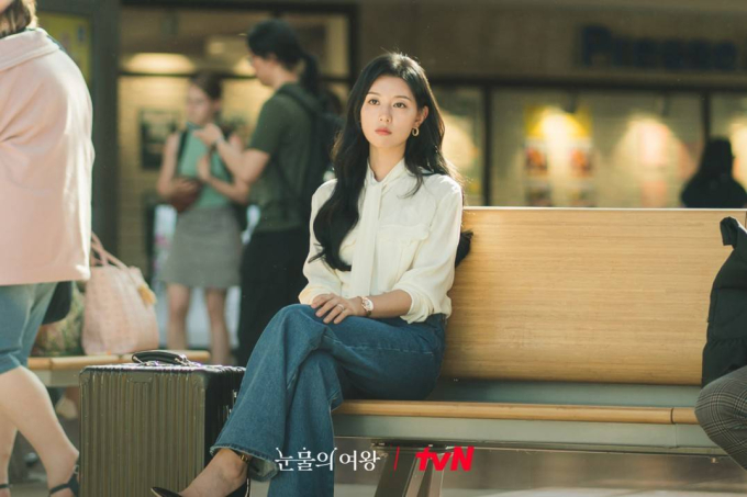 10 set áo sơ mi đẹp long lanh của Kim Ji Won, chị em nên tham khảo nếu muốn mặc sang trọng hơn