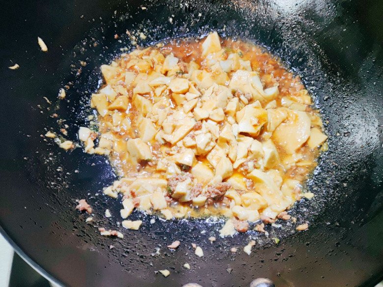 Tiếp tục thêm hắc xì dầu vào để tạo màu. Nêm nếm lại cho vừa miệng. Đun thêm khoảng 1 phút thì tắt bếp.