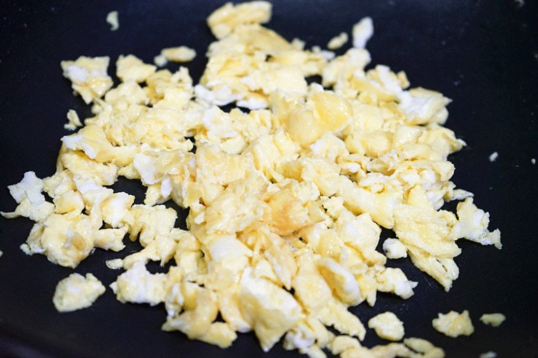 Đánh đều 2 quả trứng với một xíu muối. Làm nóng một ít dầu ăn trong chảo, sau đó cho trứng vào. Đợi trứng se lại thì dùng đũa đảo cho trứng săn lại thì cho ra đĩa.