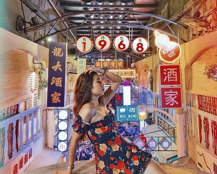 Những con phố sắc màu rực rỡ, được tô điểm bởi ánh đèn led, biển hiệu neon như Hong Kong thu hút các bạn trẻ mê mải check-in (Nguồn ảnh: @trangnhimtron)