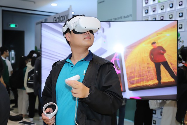Sinh viên UEH trải nghiệm với kính thực tế ảo