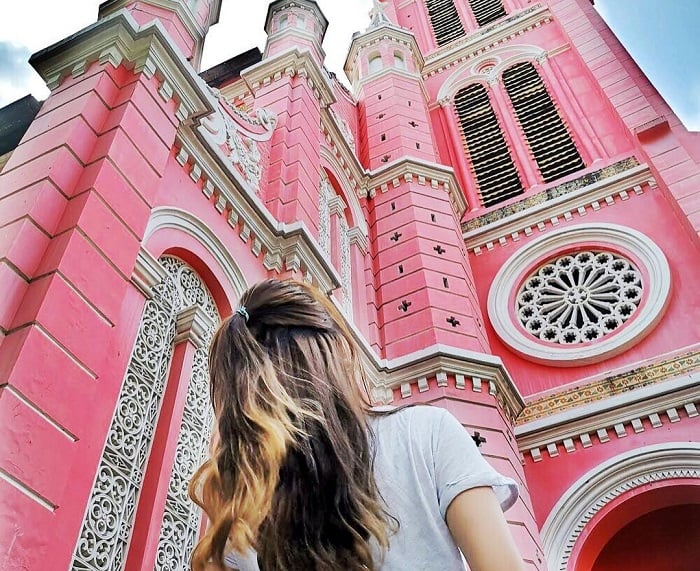 Toàn bộ nhà thờ Tân Định được sơn màu hồng, ở mặt tiền có tháp chính cao 52,6m và hai tháp phụ (Nguồn ảnh: Sưu tầm)