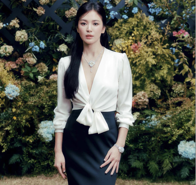 10 bộ trang phục tối giản ấn tượng nhất của Song Hye Kyo