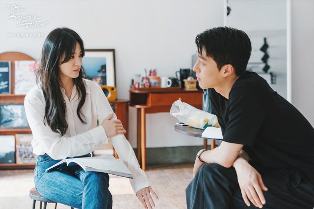 Song Hye Kyo luôn đẹp đỉnh cao khi diện áo sơ mi trắng: Gợi ý 10 cách phối đồ cho mọi độ tuổi