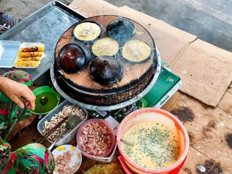 Món Bánh Căn ăn vặt nổi tiếng ở Phan Thiết: Luôn đông nghịt khách