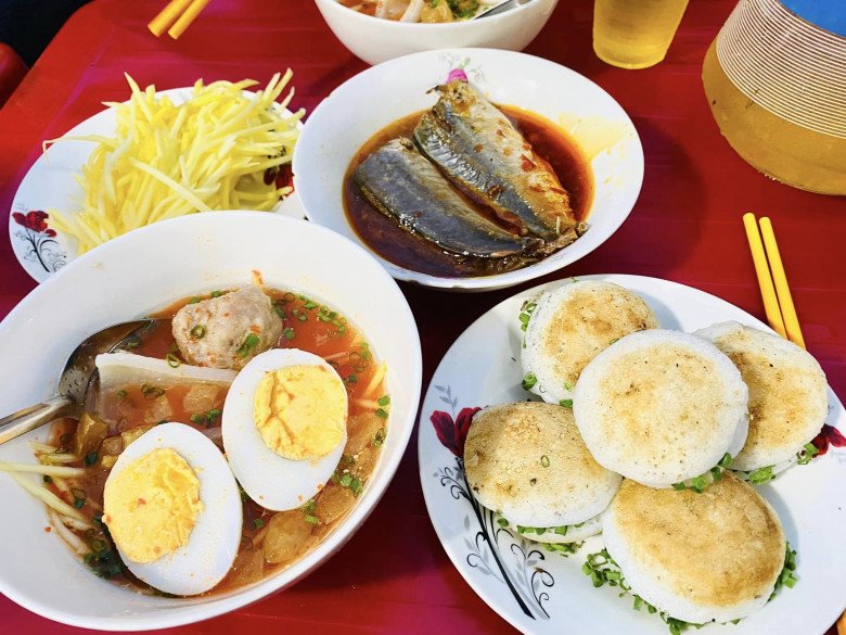 Món Bánh Căn ăn vặt nổi tiếng ở Phan Thiết: Luôn đông nghịt khách