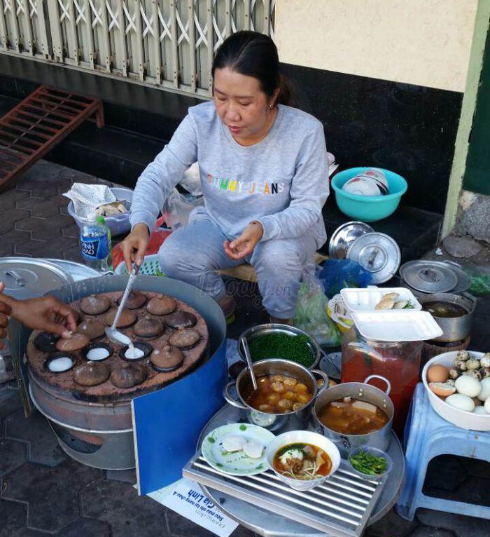 Món Bánh Căn ăn vặt nổi tiếng ở Phan Thiết: Luôn đông nghịt khách