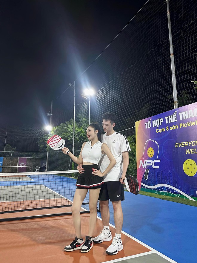 Danh tính "chị đẹp" 2k1 rủ người yêu hẹn hò trên sân pickleball gây sốt- Ảnh 1.