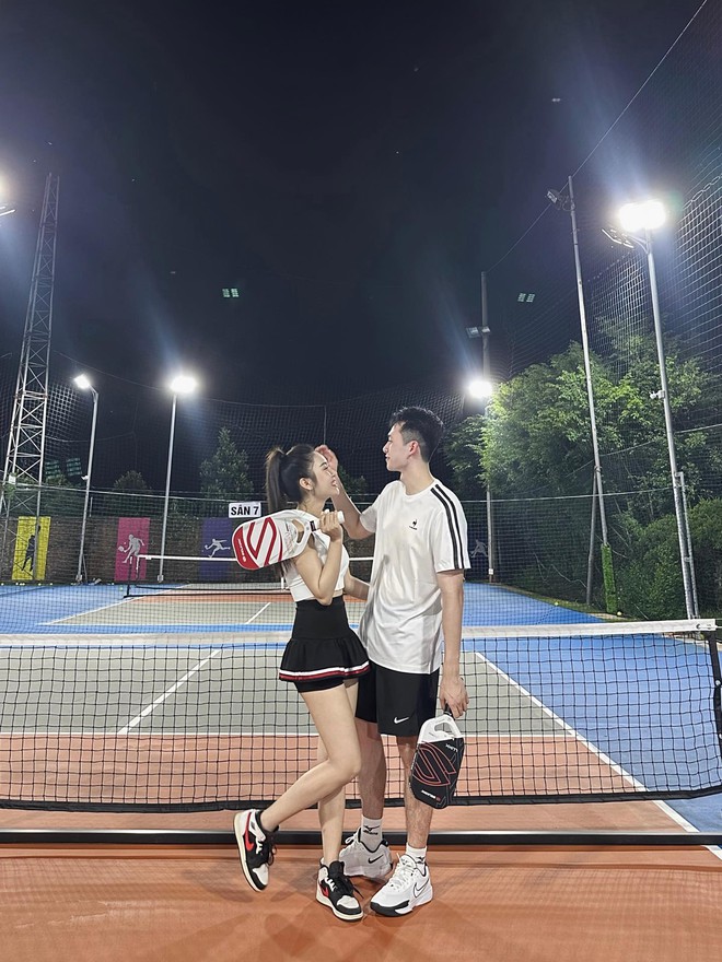 Danh tính "chị đẹp" 2k1 rủ người yêu hẹn hò trên sân pickleball gây sốt- Ảnh 2.