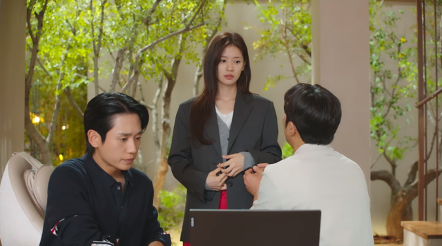 Love Next Door tập 4: Jung So Min một tay xử lý kẻ thù, còn có hành động khiến Jung Hae In "lụi tim"- Ảnh 1.