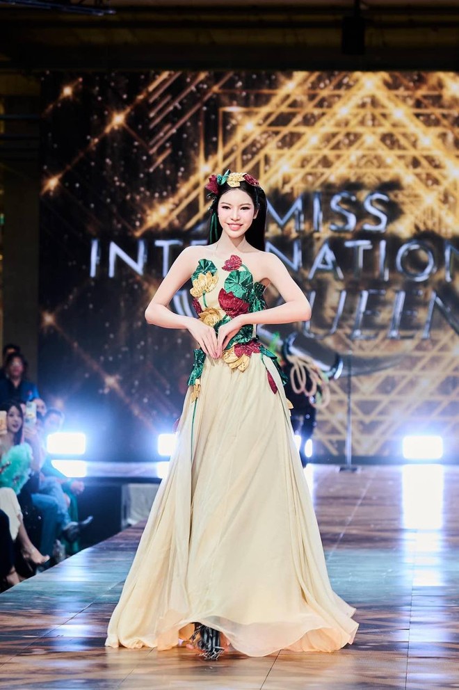 Tường San xoay váy đẹp chấn động tại chung kết Miss International Queen!- Ảnh 9.