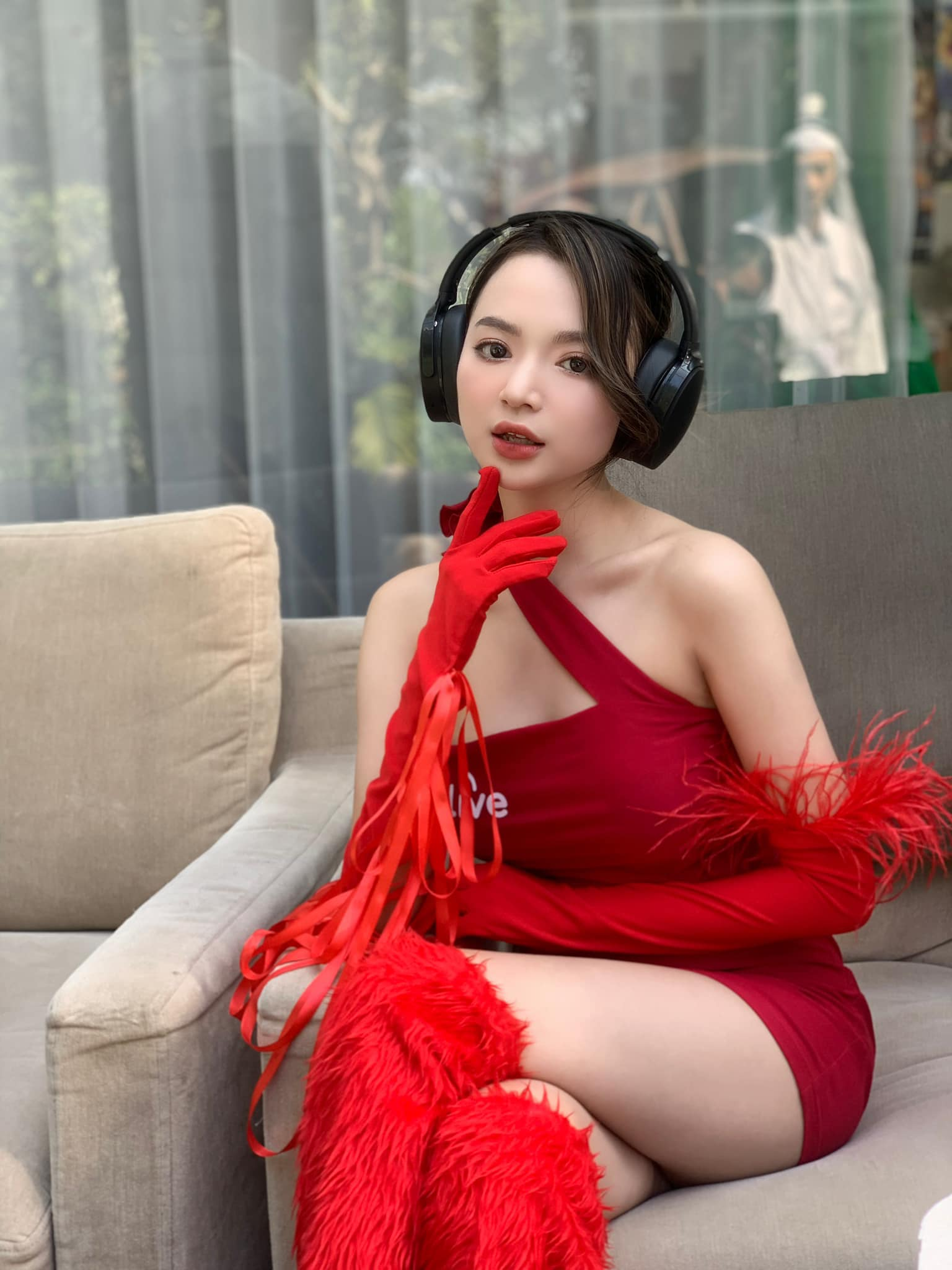 Hot girl "top server" 1 thời lộ trạng thái bất ổn, Cô Độc đến mức phải giao tiếp với chat GPT