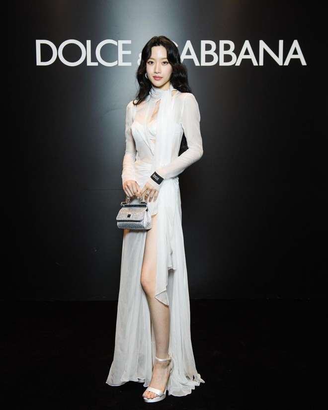 Nữ diễn viên được Dolce & Gabbana chọn làm đại sứ toàn cầu: Body "thắt đáy lưng ong", mặc đồ đơn giản cũng đẹp- Ảnh 3.