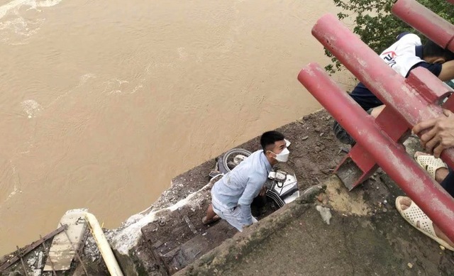 Sập cầu Phong Châu: Bước đầu xác định có 1 xe khách, một số ô tô con cùng nhiều xe máy đang lưu thông - Ảnh 2.