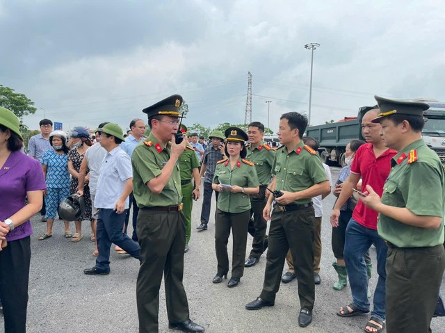 Sập cầu Phong Châu: Bước đầu xác định có 1 xe khách, một số ô tô con cùng nhiều xe máy đang lưu thông - Ảnh 3.