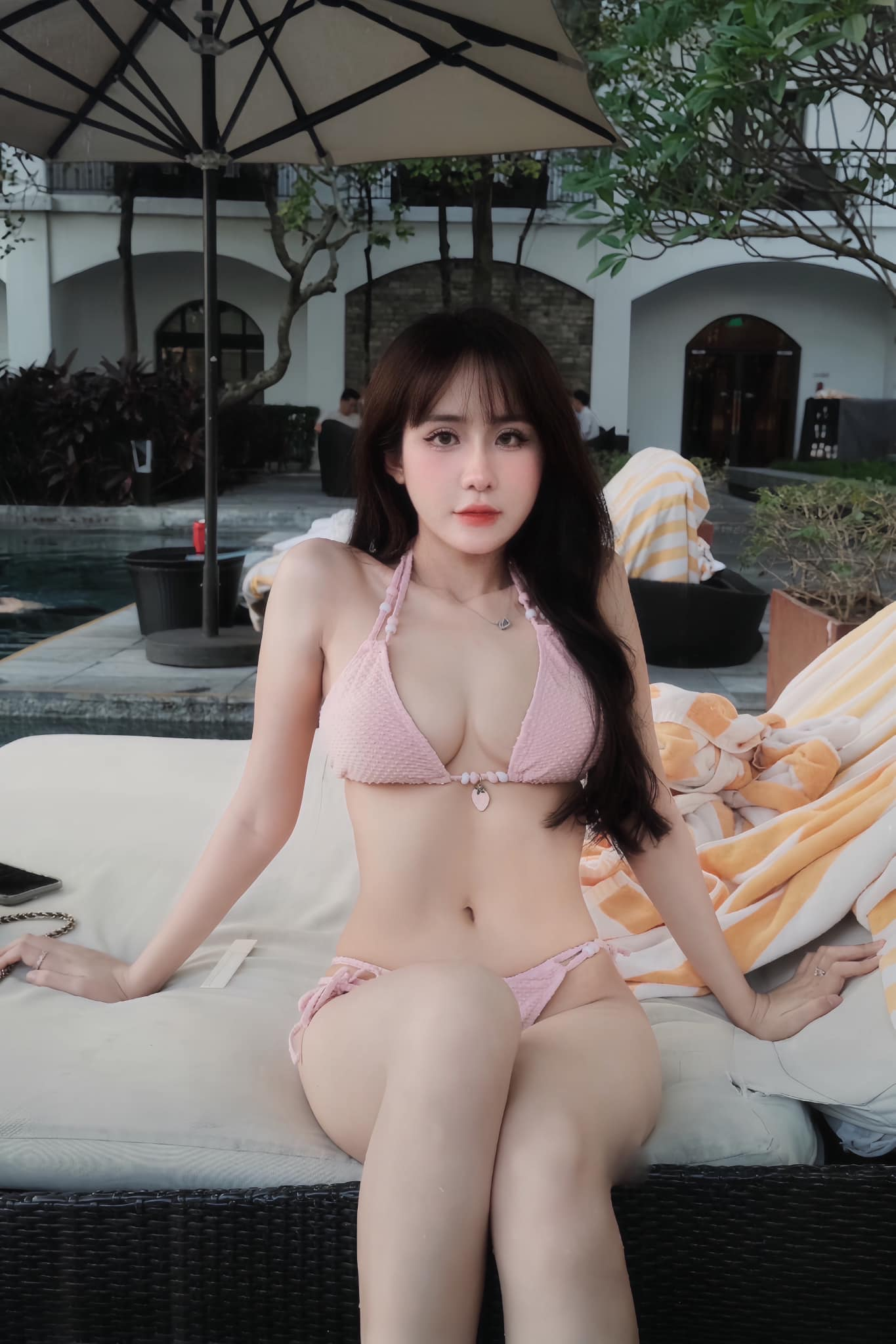 Hot girl bi-a "xả ảnh" khoe vóc dáng, nóng bỏng khó rời mắt