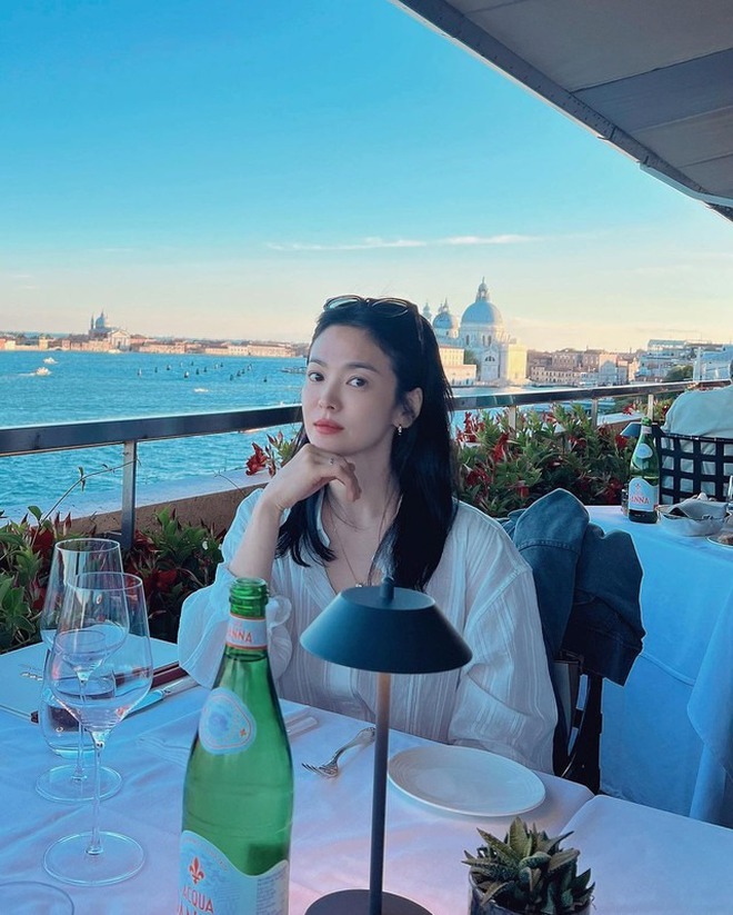 Song Hye Kyo 42 tuổi luôn thành công khi mặc trẻ trung, phần nhiều là nhờ kết thân với món đồ này- Ảnh 2.