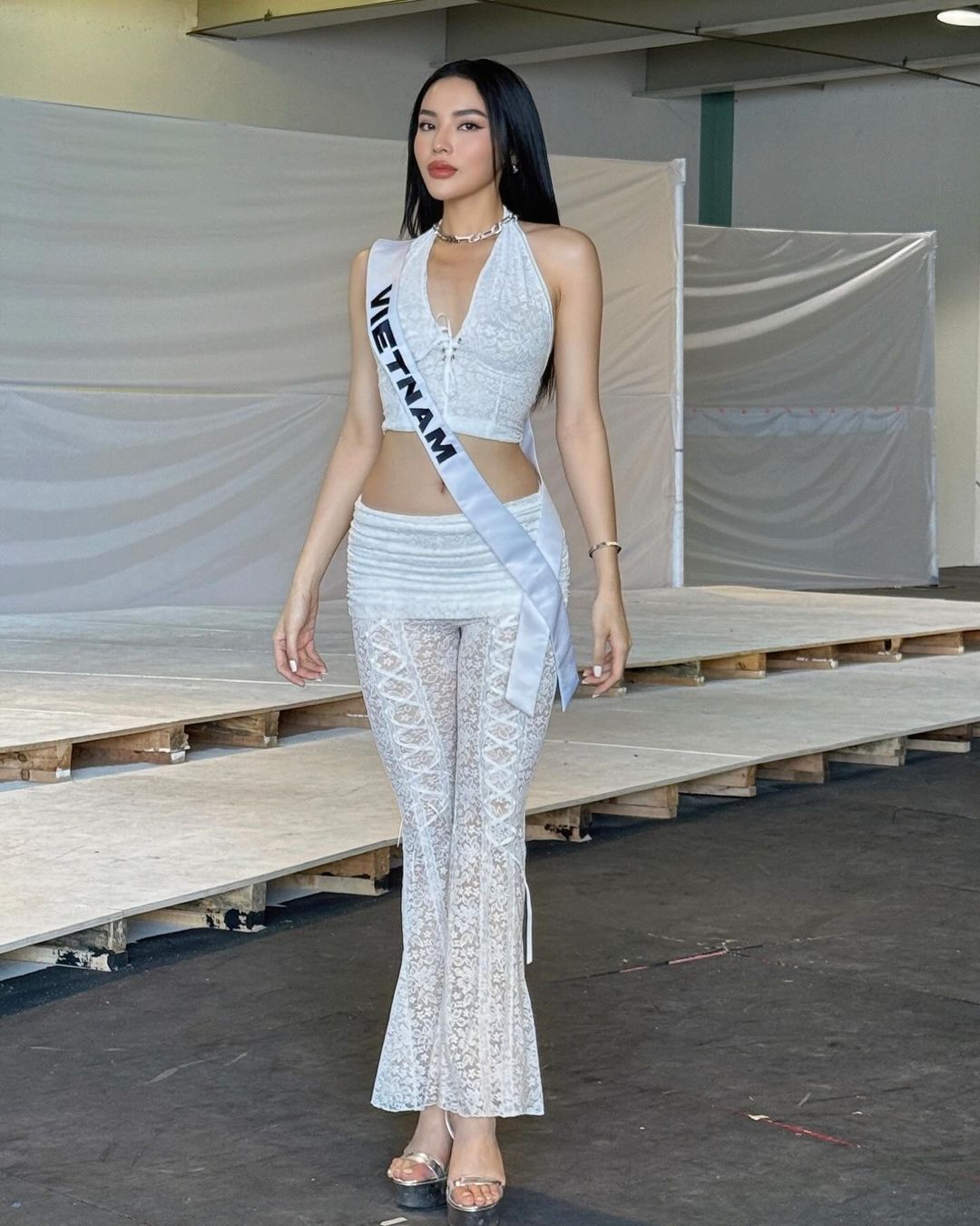 Kỳ Duyên đụng hàng đối thủ ngay tại đấu trường Miss Universe, so kè vóc dáng một 9 một 10- Ảnh 1.