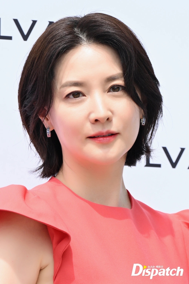 Lee Young Ae đẹp hoàn hảo từ kiểu tóc tới phong cách thời trang ở tuổi 53- Ảnh 1.