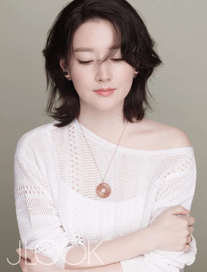 Lee Young Ae đẹp hoàn hảo từ kiểu tóc tới phong cách thời trang ở tuổi 53- Ảnh 2.