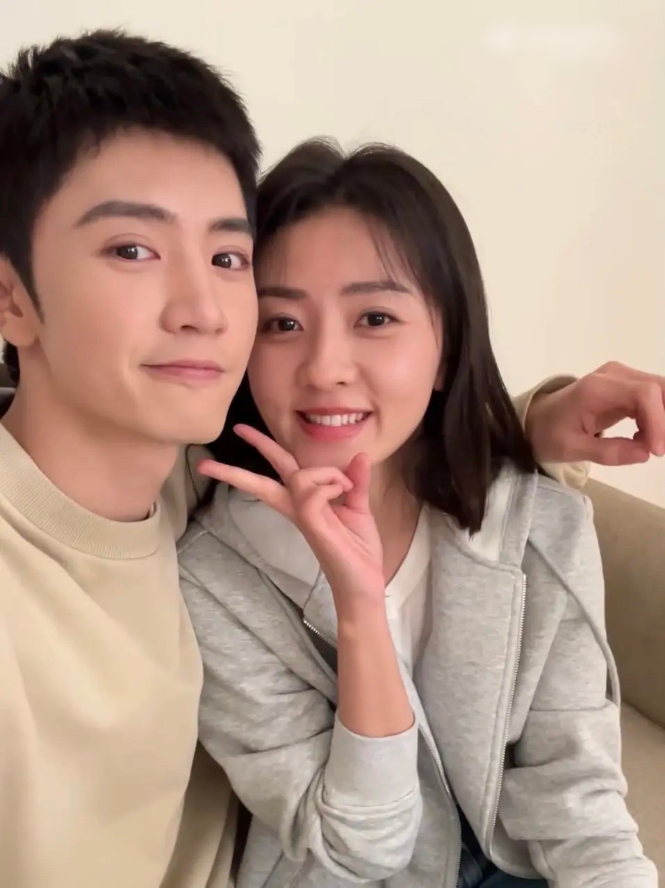 1 cặp đôi phim giả tình thật bí mật yêu nhau 5 năm: Nhà gái vừa đẹp vừa diễn đỉnh, nhà trai được o bế nhất showbiz