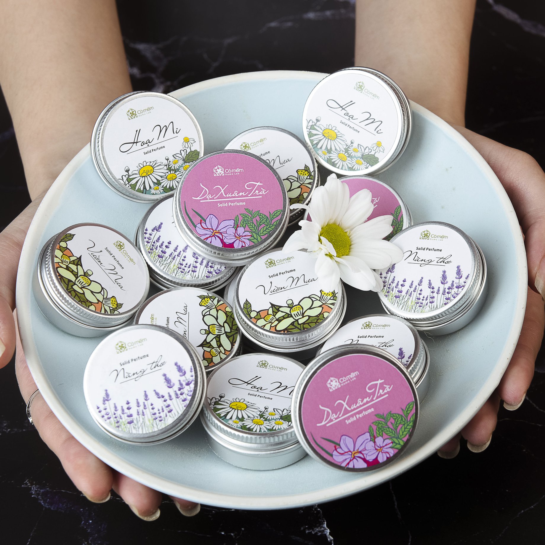 4 nước hoa sáp nhỏ gọn, tiện lợi mang trong túi xách hàng ngày- Ảnh 3. 4 nước hoa sáp nhỏ gọn, tiện lợi mang trong túi xách hàng ngày- Ảnh 3.