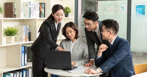 Ai cũng có thể trở thành “người vô hình” nơi công sở, làm NGAY 4 điều này để trở thành tâm giao của lãnh đạo, sự nghiệp thăng tiến không cản nổi