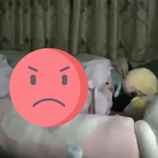 Đang ngủ con gái bỗng nhiên khóc toáng giữa đêm, bố check cam thì phát hiện điều bất thường nằm ở ngay bên cạnh