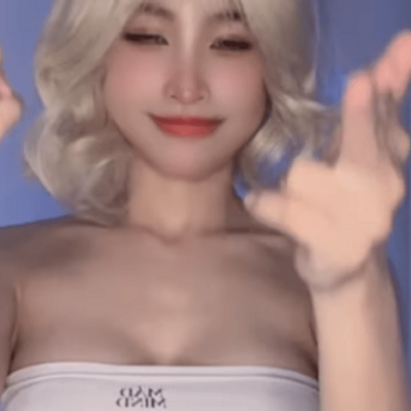 Sau màn biến hình nữ thư ký gây "sốt", nàng streamer lại khiến fan trầm trồ với vũ điệu nóng bỏng