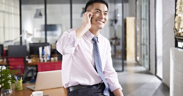 Trong buổi họp lớp, tôi là người duy nhất không nâng ly chúc mừng một người bạn giàu có, 2 tháng sau, anh ấy đến nhà để cảm ơn tôi!