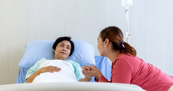 Biết mẹ chồng bệnh nặng, chị dâu đòi lập di chúc chia tài sản, tôi phản đối thì chị đanh thép nói một câu choáng váng