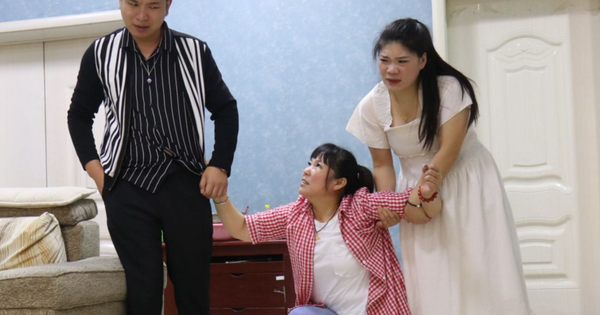 Bố chồng vừa mất, các em chồng đã ép tôi rời đi, nhưng chỉ 2 ngày sau, luật sư đến công bố 2 bản di chúc khiến tôi ngỡ ngàng