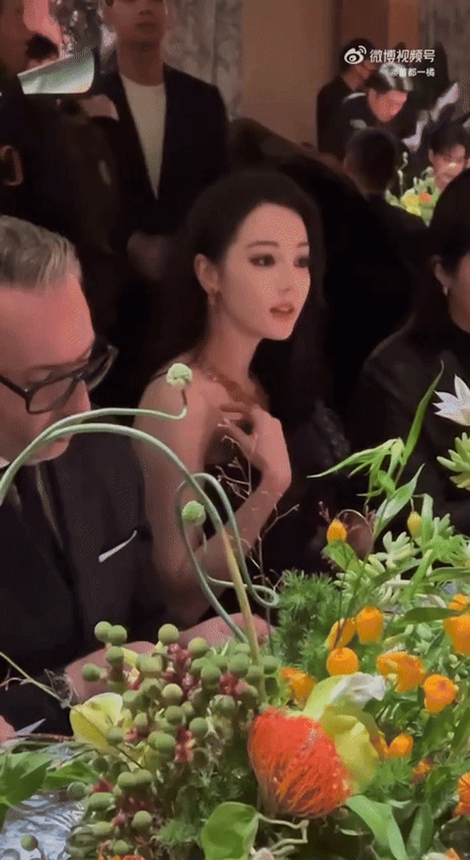 Công chúa Địch Lệ Nhiệt Ba giá đáo đêm tiệc Dior, 1 mỹ nhân cũng không hề kém cạnh- Ảnh 4. Công chúa Địch Lệ Nhiệt Ba giá đáo đêm tiệc Dior, 1 mỹ nhân cũng không hề kém cạnh- Ảnh 4.