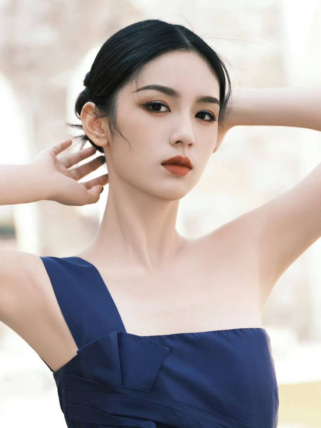 Công chúa Địch Lệ Nhiệt Ba giá đáo đêm tiệc Dior, 1 mỹ nhân cũng không hề kém cạnh- Ảnh 8. Công chúa Địch Lệ Nhiệt Ba giá đáo đêm tiệc Dior, 1 mỹ nhân cũng không hề kém cạnh- Ảnh 8.