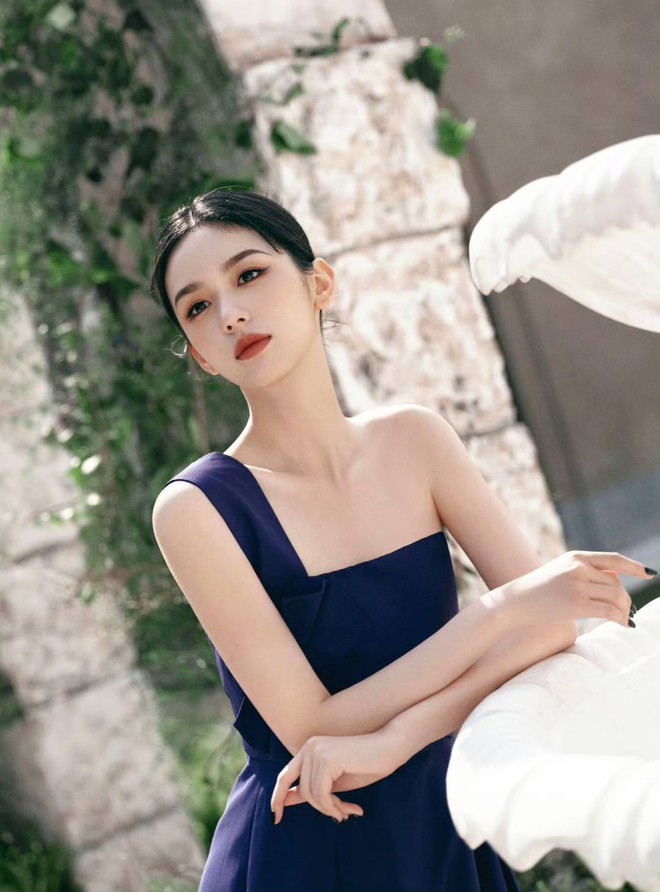 Công chúa Địch Lệ Nhiệt Ba giá đáo đêm tiệc Dior, 1 mỹ nhân cũng không hề kém cạnh- Ảnh 9. Công chúa Địch Lệ Nhiệt Ba giá đáo đêm tiệc Dior, 1 mỹ nhân cũng không hề kém cạnh- Ảnh 9.