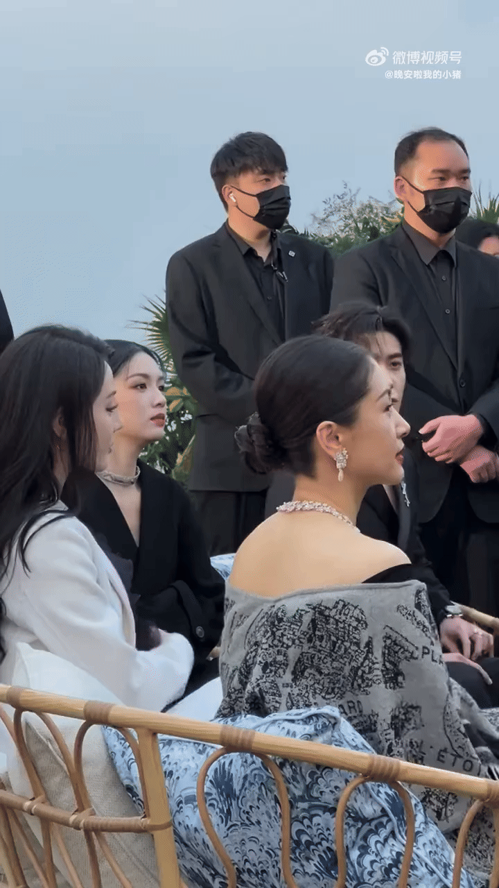 Công chúa Địch Lệ Nhiệt Ba giá đáo đêm tiệc Dior, 1 mỹ nhân cũng không hề kém cạnh- Ảnh 11. Công chúa Địch Lệ Nhiệt Ba giá đáo đêm tiệc Dior, 1 mỹ nhân cũng không hề kém cạnh- Ảnh 11.