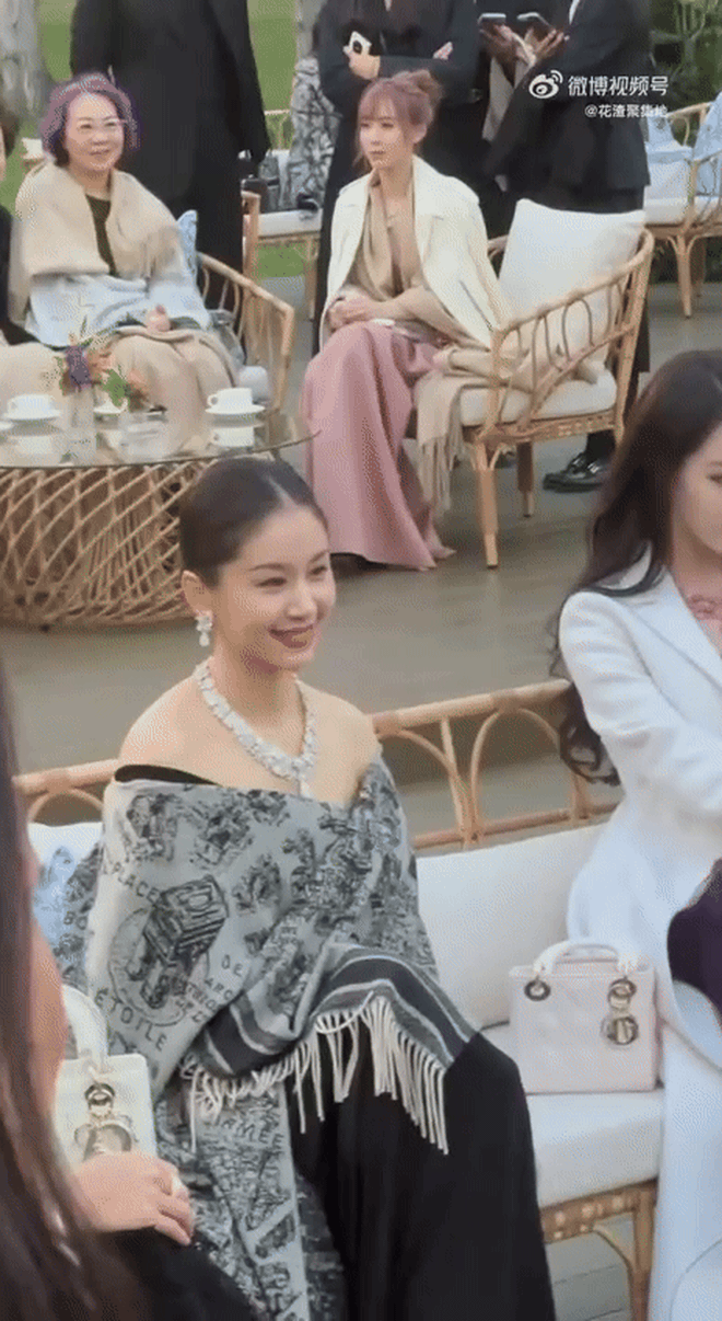 Công chúa Địch Lệ Nhiệt Ba giá đáo đêm tiệc Dior, 1 mỹ nhân cũng không hề kém cạnh- Ảnh 16. Công chúa Địch Lệ Nhiệt Ba giá đáo đêm tiệc Dior, 1 mỹ nhân cũng không hề kém cạnh- Ảnh 16.