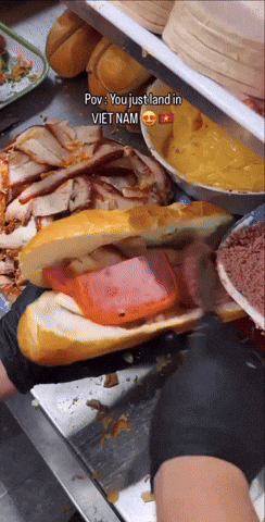 Đoạn video trét bánh mì như trét vữa xây nhà ở Sài Gòn khiến hơn 15 triệu người tranh luận không ngừng Đoạn video trét bánh mì như trét vữa xây nhà ở Sài Gòn khiến hơn 15 triệu người tranh luận không ngừng