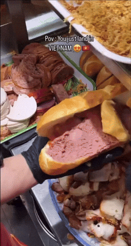 Đoạn video trét bánh mì như trét vữa xây nhà ở Sài Gòn khiến hơn 15 triệu người tranh luận không ngừng Đoạn video trét bánh mì như trét vữa xây nhà ở Sài Gòn khiến hơn 15 triệu người tranh luận không ngừng