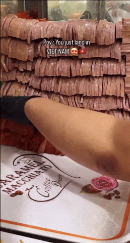 Đoạn video trét bánh mì như trét vữa xây nhà ở Sài Gòn khiến hơn 15 triệu người tranh luận không ngừng Đoạn video trét bánh mì như trét vữa xây nhà ở Sài Gòn khiến hơn 15 triệu người tranh luận không ngừng