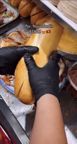 Đoạn video trét bánh mì như trét vữa xây nhà ở Sài Gòn khiến hơn 15 triệu người tranh luận không ngừng Đoạn video trét bánh mì như trét vữa xây nhà ở Sài Gòn khiến hơn 15 triệu người tranh luận không ngừng