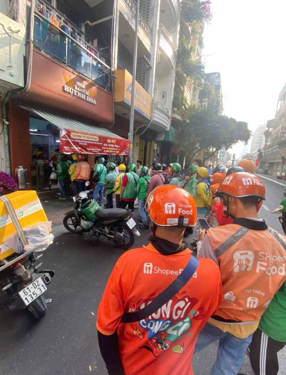 Đoạn video trét bánh mì như trét vữa xây nhà ở Sài Gòn khiến hơn 15 triệu người tranh luận không ngừng Đoạn video trét bánh mì như trét vữa xây nhà ở Sài Gòn khiến hơn 15 triệu người tranh luận không ngừng