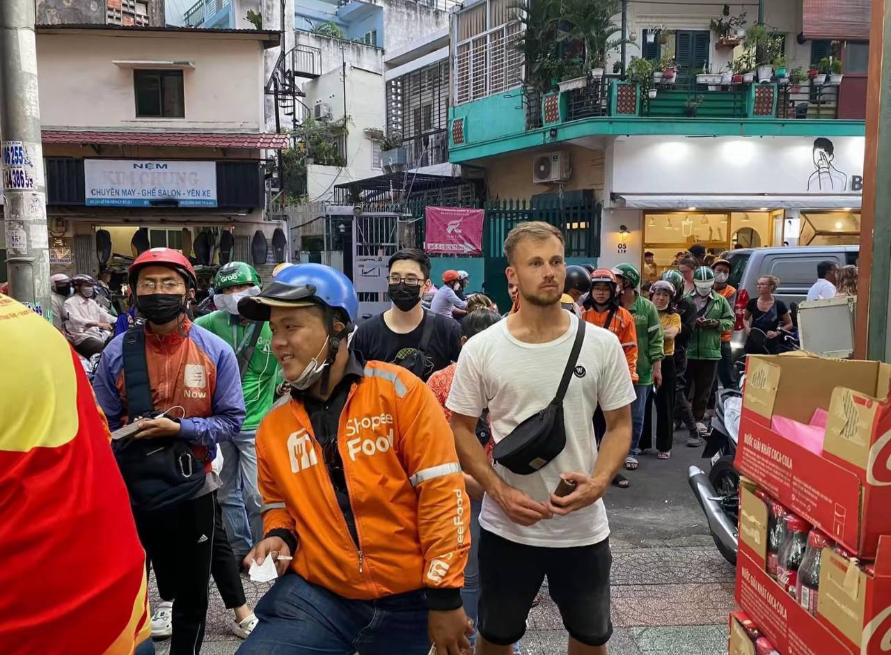 Đoạn video trét bánh mì như trét vữa xây nhà ở Sài Gòn khiến hơn 15 triệu người tranh luận không ngừng Đoạn video trét bánh mì như trét vữa xây nhà ở Sài Gòn khiến hơn 15 triệu người tranh luận không ngừng