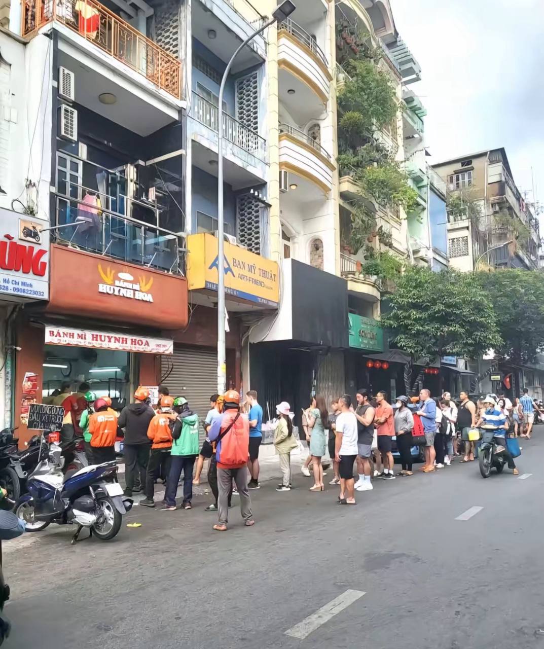 Đoạn video trét bánh mì như trét vữa xây nhà ở Sài Gòn khiến hơn 15 triệu người tranh luận không ngừng Đoạn video trét bánh mì như trét vữa xây nhà ở Sài Gòn khiến hơn 15 triệu người tranh luận không ngừng