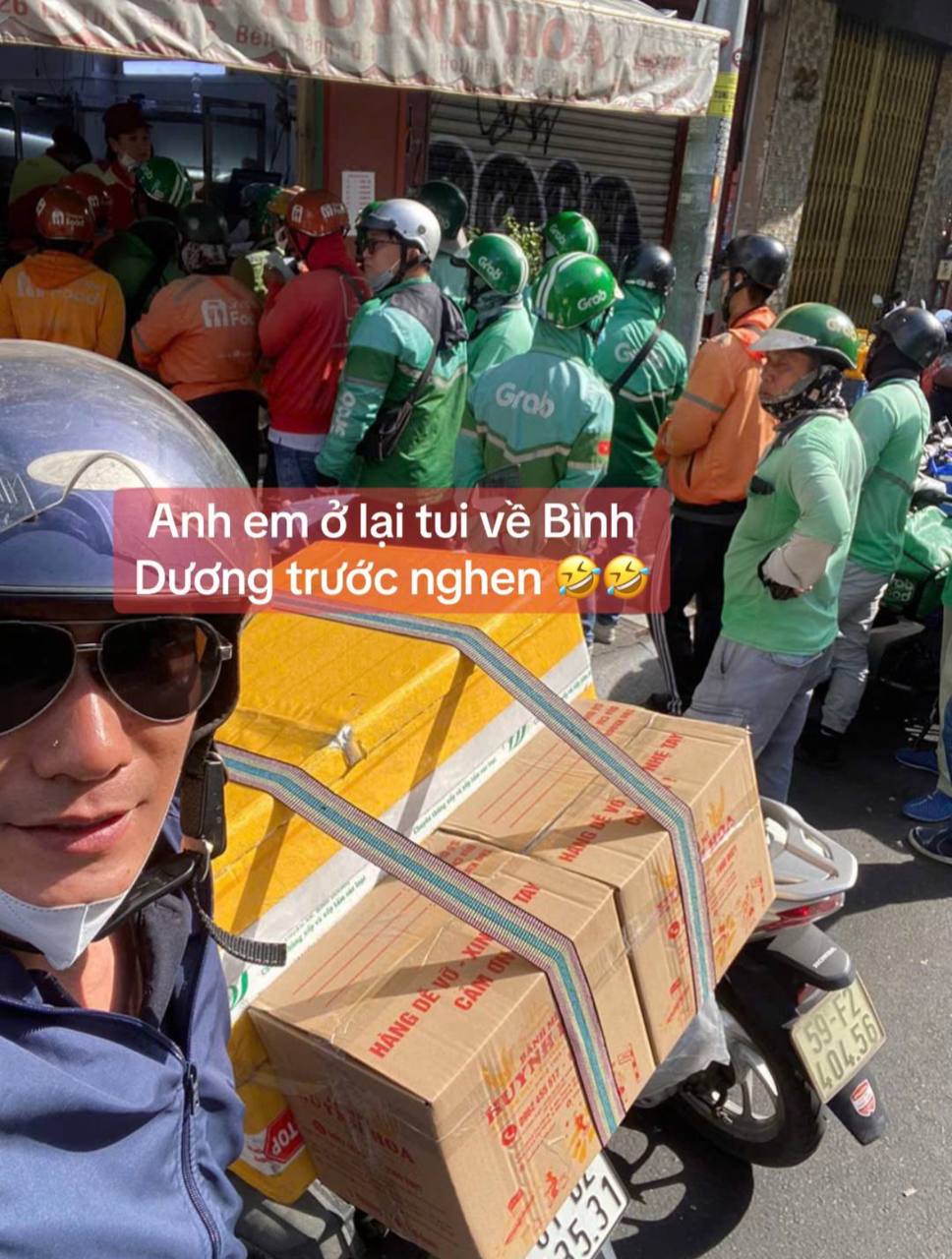 Đoạn video trét bánh mì như trét vữa xây nhà ở Sài Gòn khiến hơn 15 triệu người tranh luận không ngừng Đoạn video trét bánh mì như trét vữa xây nhà ở Sài Gòn khiến hơn 15 triệu người tranh luận không ngừng