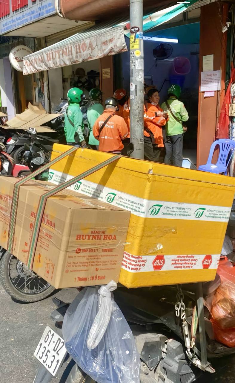 Đoạn video trét bánh mì như trét vữa xây nhà ở Sài Gòn khiến hơn 15 triệu người tranh luận không ngừng Đoạn video trét bánh mì như trét vữa xây nhà ở Sài Gòn khiến hơn 15 triệu người tranh luận không ngừng