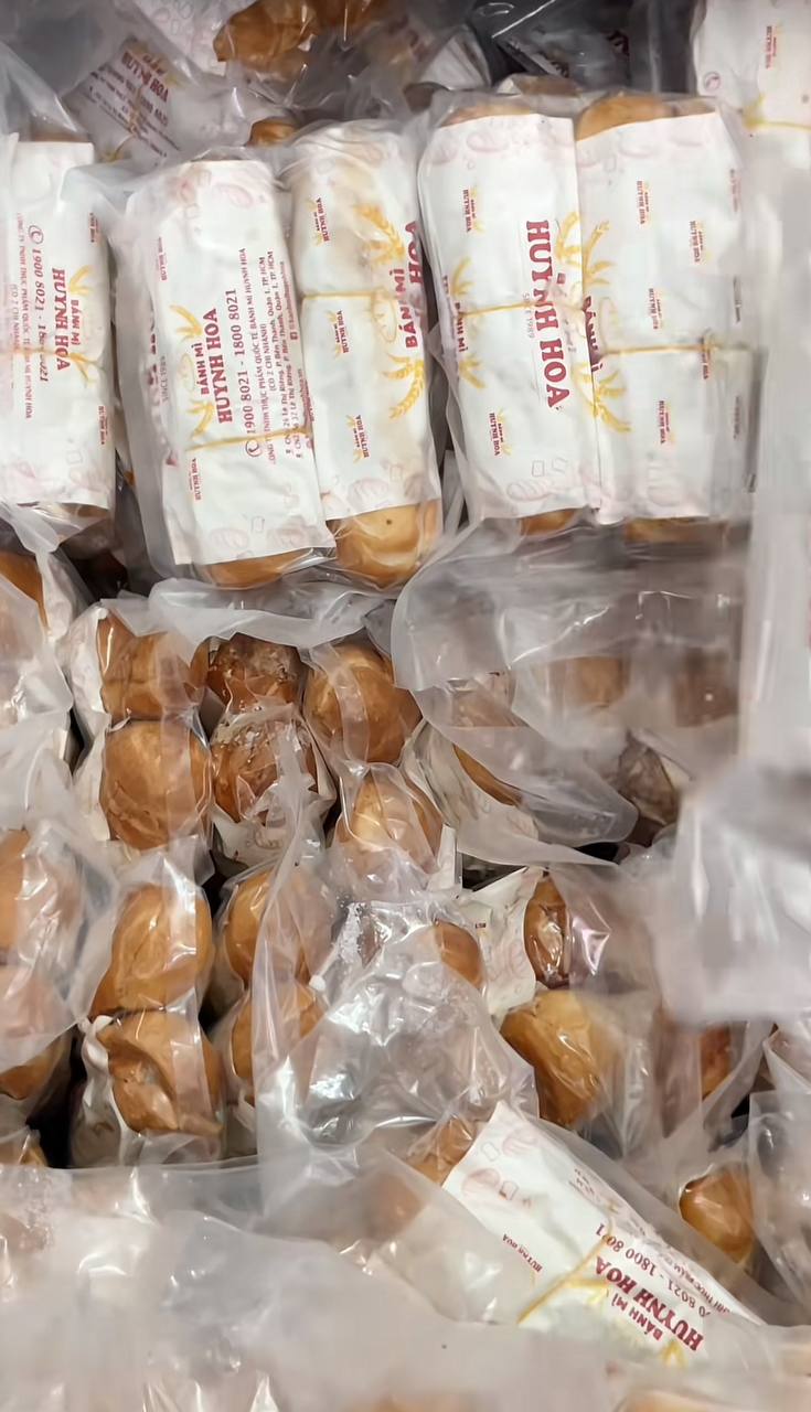 Đoạn video trét bánh mì như trét vữa xây nhà ở Sài Gòn khiến hơn 15 triệu người tranh luận không ngừng Đoạn video trét bánh mì như trét vữa xây nhà ở Sài Gòn khiến hơn 15 triệu người tranh luận không ngừng