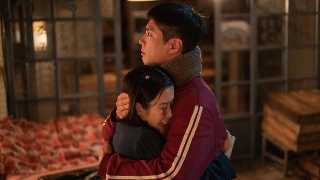 IU quá sáng suốt khi từ bỏ Kim Soo Hyun? - Ảnh 2. IU quá sáng suốt khi từ bỏ Kim Soo Hyun? - Ảnh 2.