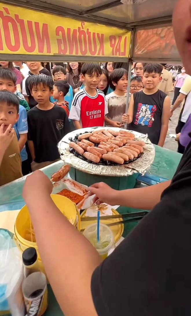 Khách Tây cầm 100k "ăn sập" quê NS Xuân Hinh, một món bình dân bị nói "mua đắt rồi" khiến người bản địa buộc lên tiếng giải thích- Ảnh 5. Khách Tây cầm 100k "ăn sập" quê NS Xuân Hinh, một món bình dân bị nói "mua đắt rồi" khiến người bản địa buộc lên tiếng giải thích- Ảnh 5.